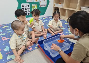 midwood-toddlers-sink-float-exploration-02
