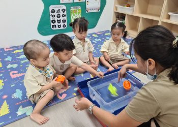 midwood-toddlers-sink-float-exploration-03