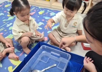 midwood-toddlers-sink-float-exploration-06