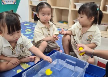 midwood-toddlers-sink-float-exploration-07